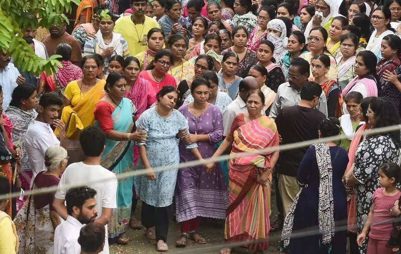 Mother Faints at Saanvi’s Funeral, Family Shattered After Tragedy | Nagpur News