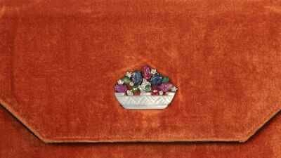 In 2018 or 2019, a thrift-store shopper paid just $1.50 for a purse because he thought it looked pretty; in a 2026 Antiques Roadshow episode, experts identified it as Cartier Art Deco and valued it at $35,000, with insurance above $100,000